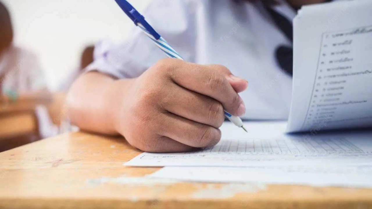 ગુજરાત બોર્ડ: ધોરણ 10 ગુજરાતીના પ્રશ્નપત્રમાં છબરડો, ભૂલોને કારણે વિદ્યાર્થીઓ અને વાલીઓમાં રોષ